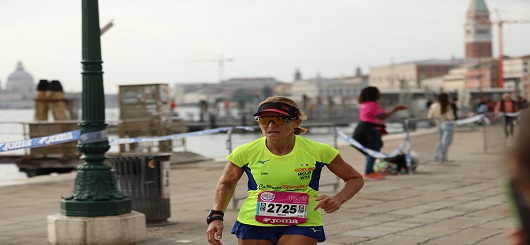 Läuferin beim Venedig Marathon 2024