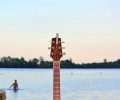 Regelmäßig finden im Sommer kleine, akustische Konzerte am Strand im Seepark Zülpich statt. Foto: Seepark Zülpich