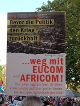 Demonstrant mit Schild. Stuttgart, 03.10.2025. Foto: Sergej Perelman
