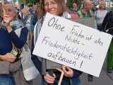 Demonstrantin mit Schild, Stuttgart, 03.10.2025. Foto: Sergej Perelman