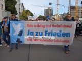 Demonstranten mit Banner, Stuttgart, 03.10.2025. Foto: Sergej Perelman