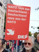 Demonstrant mit Schild, Stuttgart, 03.10.2025. Foto: Sergej Perelman