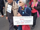 Demonstranten mit Schildern, Stuttgart, 03.10.2025. Foto: Sergej Perelman