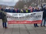 Teilnehmer mit Banner, Schlossplatz, Stuttgart, 4. April 2026, Foto: Sergej Perelman