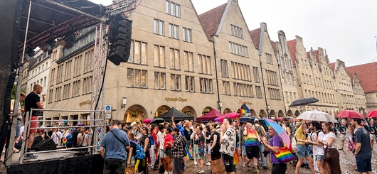 Trotz Regens feiern rund 6.000 Menschen beim CSD Münster auf dem Prinzipalmarkt Vielfalt und Sichtbarkeit.