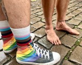 Regenbogen bis zu den Füßen – kleine Details prägten das Straßenbild.